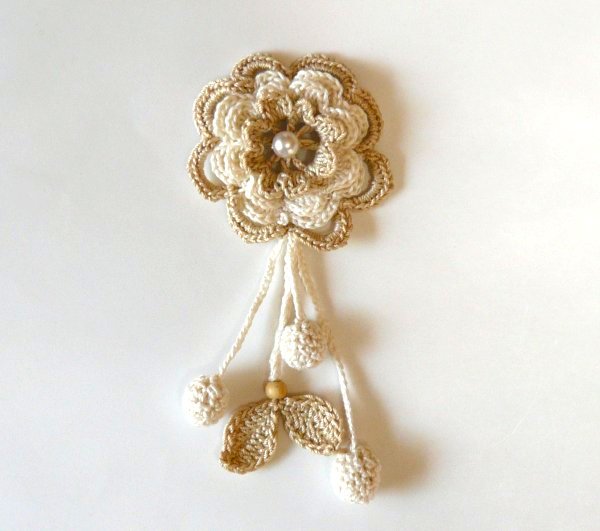 レース編み 生成りのストラップ風ブローチ 無料編み図と編み方 あみーず