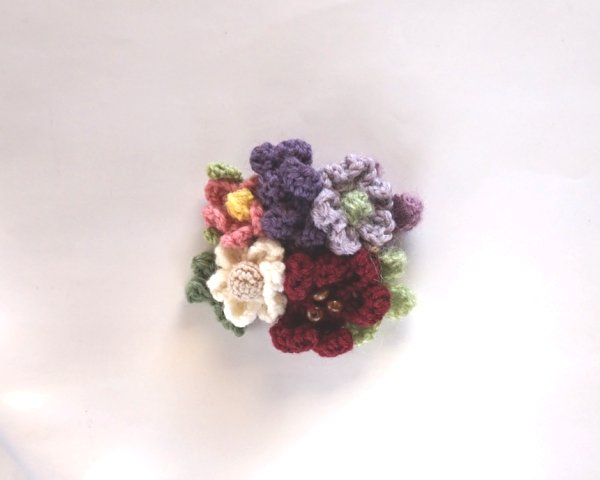 カラフル毛糸のコサージュ ピンクブルー系２種モチーフの作り方 あみーず