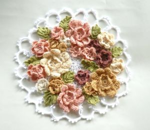 花のフレームドイリー 無料編み図のサイト - あみーず