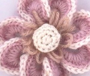 縁編みがきれいな毛糸の花のブローチ 無料編み図と編み方あり まるの日