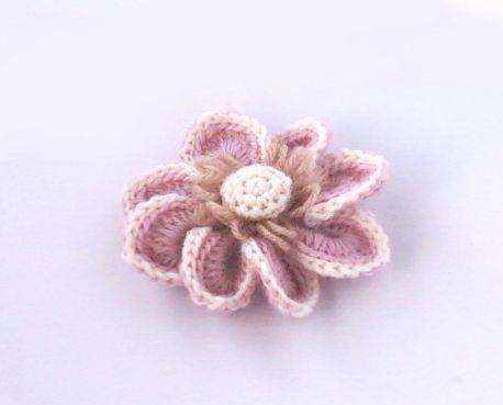 縁編みがきれいな毛糸の花のブローチ 無料編み図と編み方あり あみーず