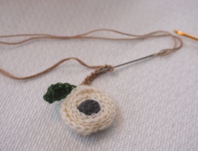 かぎ針編み立体花モチーフのバッグチャーム【無料編み図】モチーフの 