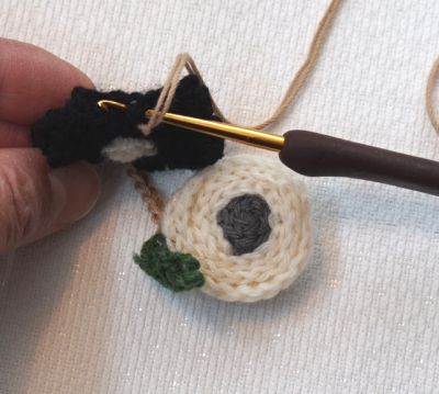 かぎ針編み立体花モチーフのバッグチャーム【無料編み図】モチーフの 