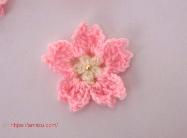 かぎ針編みの桜の花のモチーフ アクリル毛糸でふっくらボリューム 