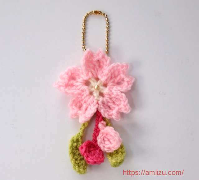 かぎ針編みアクリル毛糸の桜の花のモチーフのストラップ風チャーム 