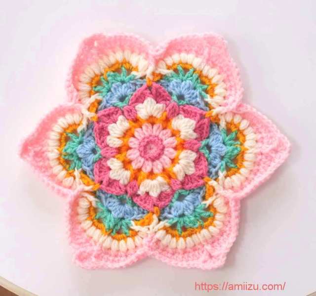 かぎ針編みのクッションと花 Blooming Lotus Flower（１）無料編み図 
