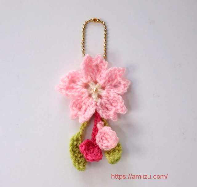 かぎ針編みアクリル毛糸の桜の花のモチーフのストラップ風チャーム