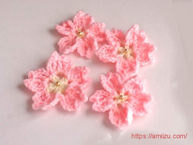 かぎ針編みの桜の花のモチーフ アクリル毛糸でふっくらボリューム 